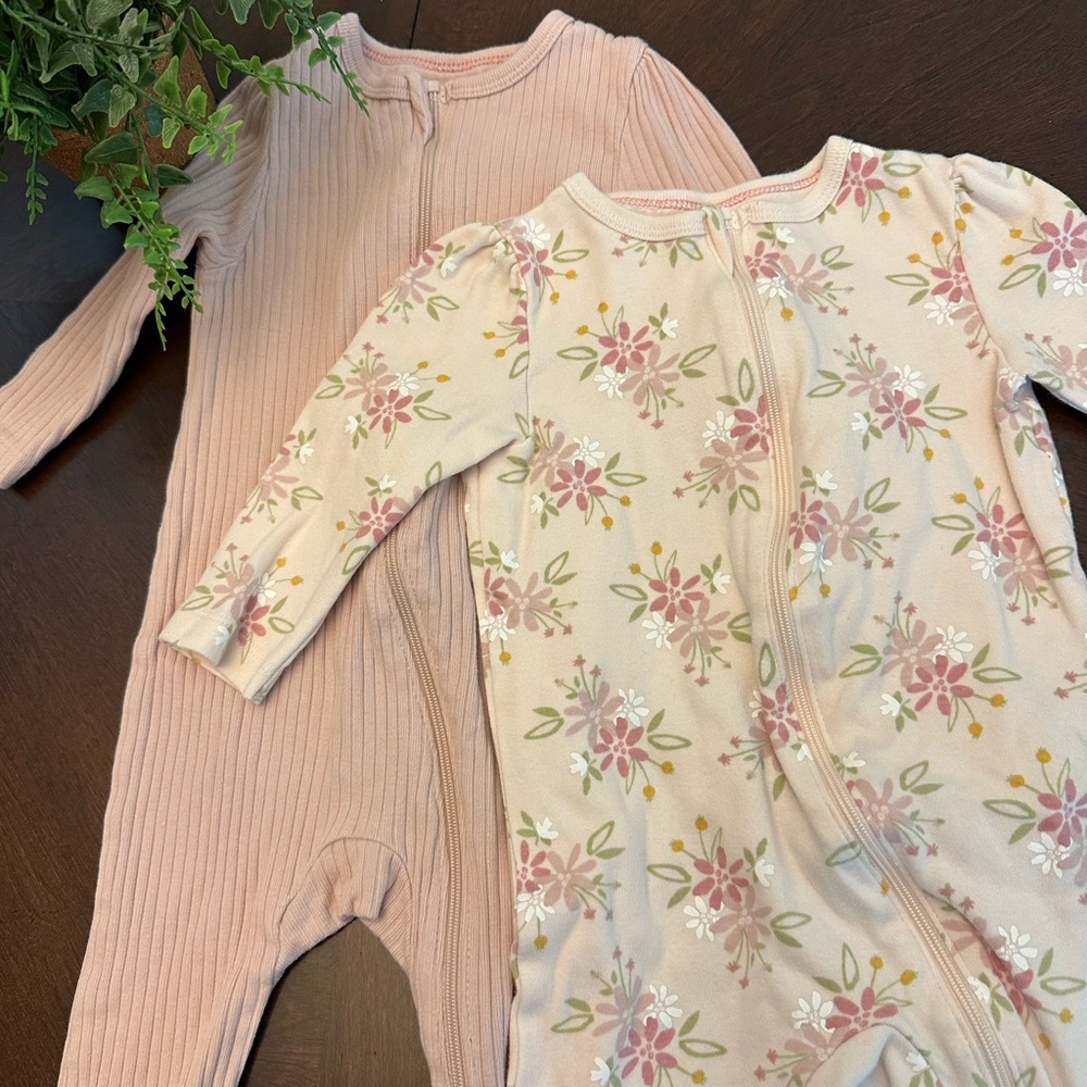 ❤️❤️SOLD❤️❤️ 2 baby girl rompers